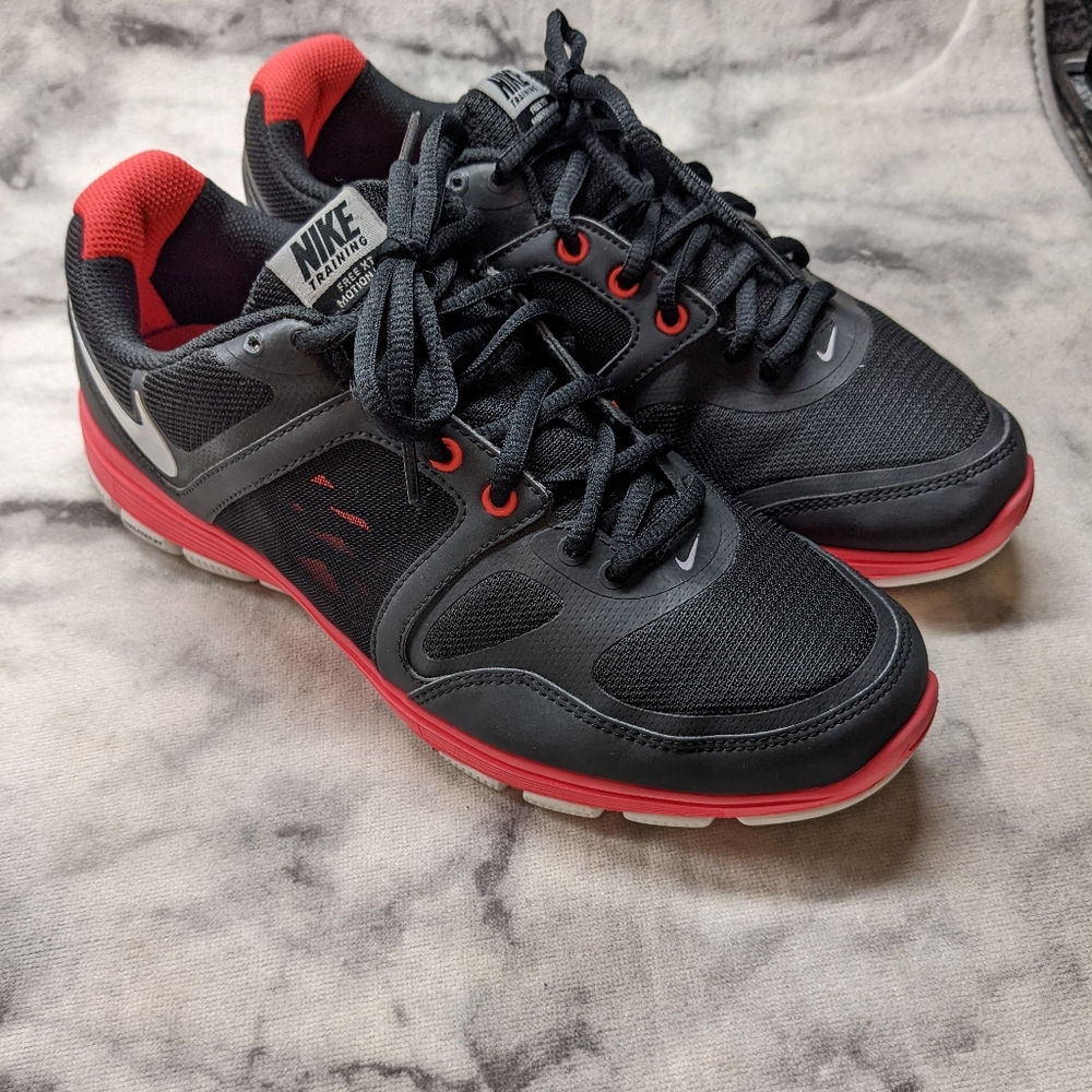 Nike Womens sneakers, black and bright pink, size 8,‎ very good condition.